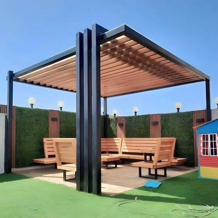 برجولة حديد "بديل الخشب" بتصميم الأعمدة الثلاثية.